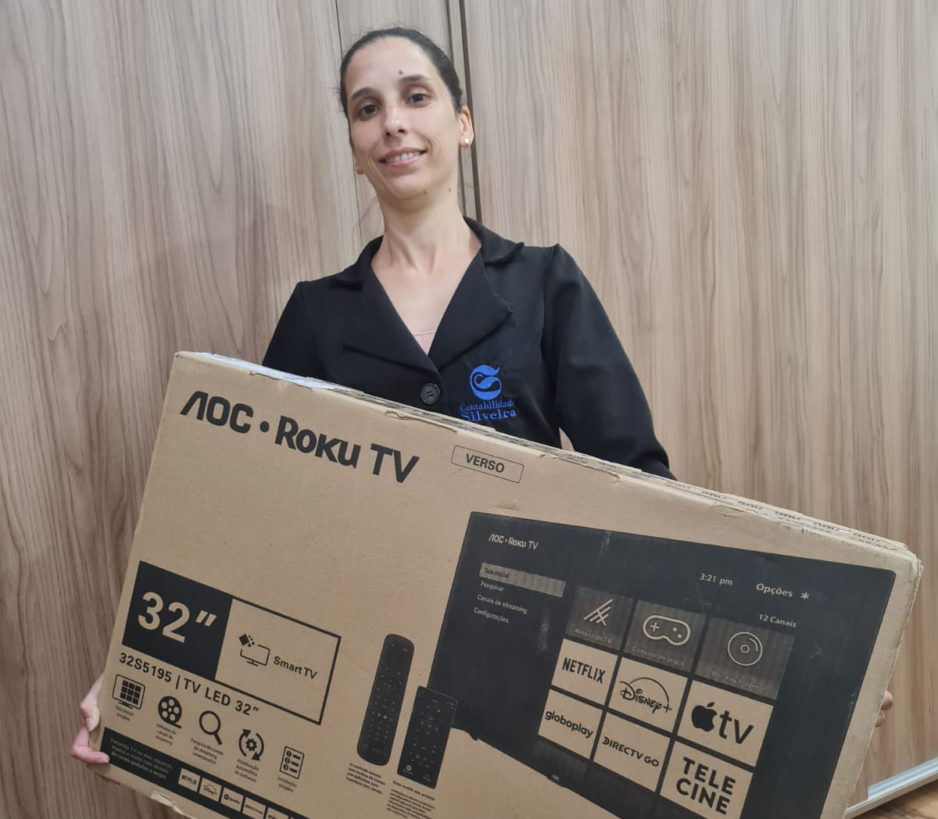 Sindesc faz entrega da Smart TV 32″ para Aline Teixeira, sorteada na consulta da campanha salarial