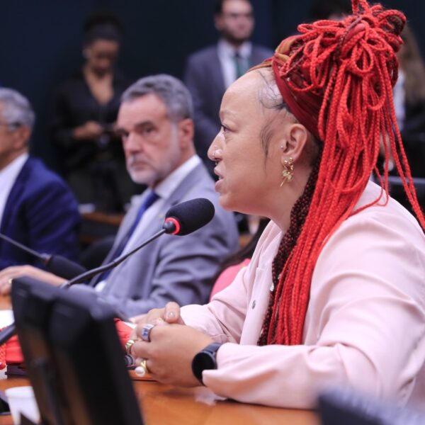 Projeto de Daiana Santos pelo fim da escala 6×1 ganha força e será votado em março